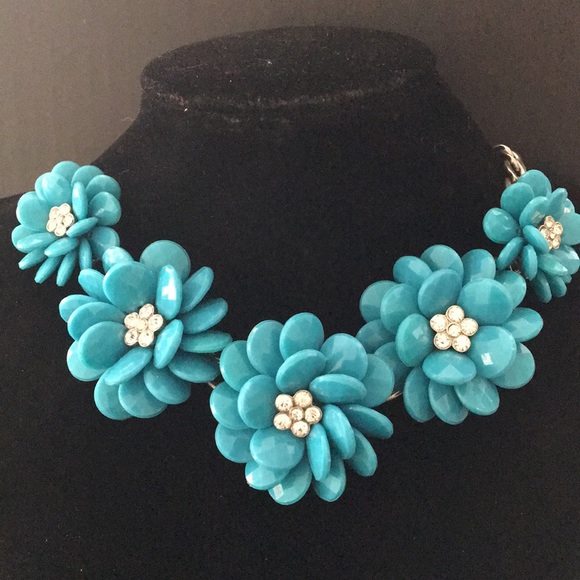 Flower Necklace with Fingerless Gloves - Picture 2 of 8